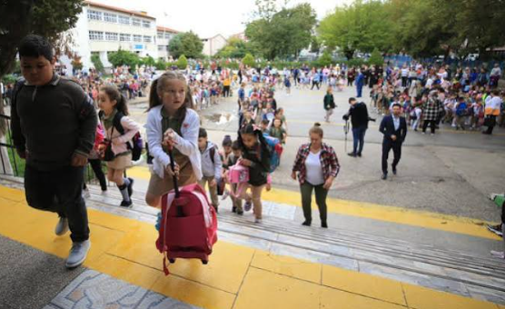 Okullarda yeni dönem! Cep telefonları sınıfa giremeyecek